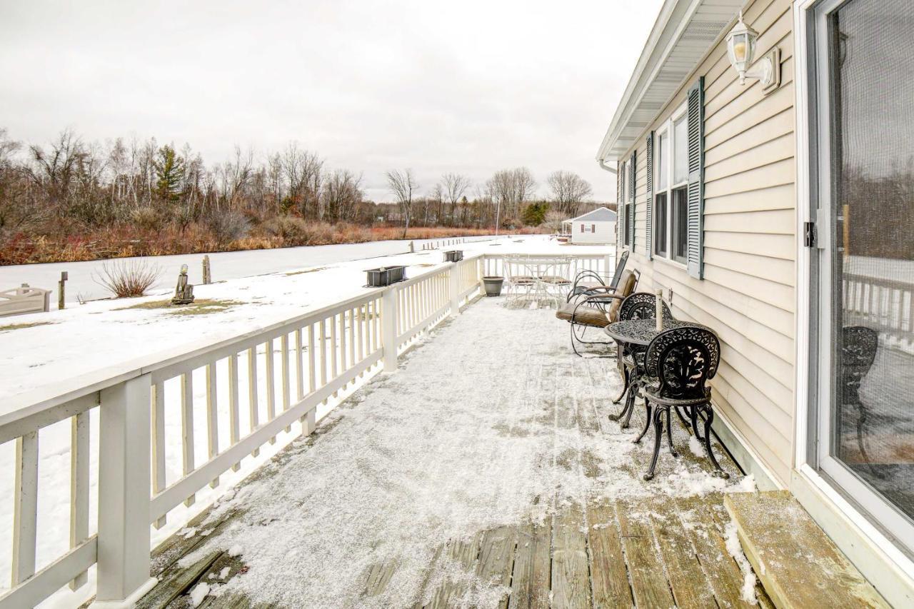 Waterfront Evart House On Chippewa Lake Channel Villa Luaran gambar