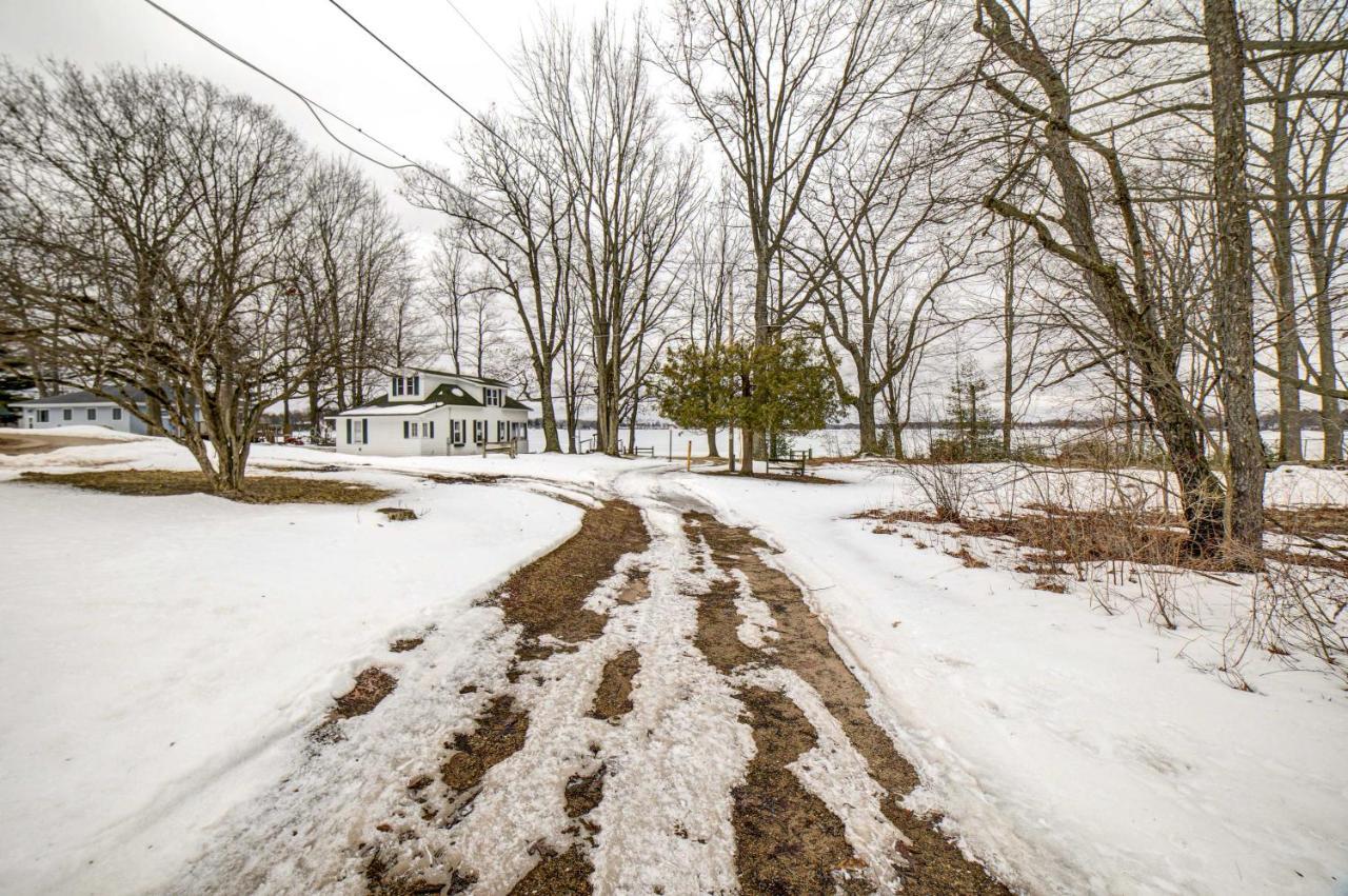 Waterfront Evart House On Chippewa Lake Channel Villa Luaran gambar