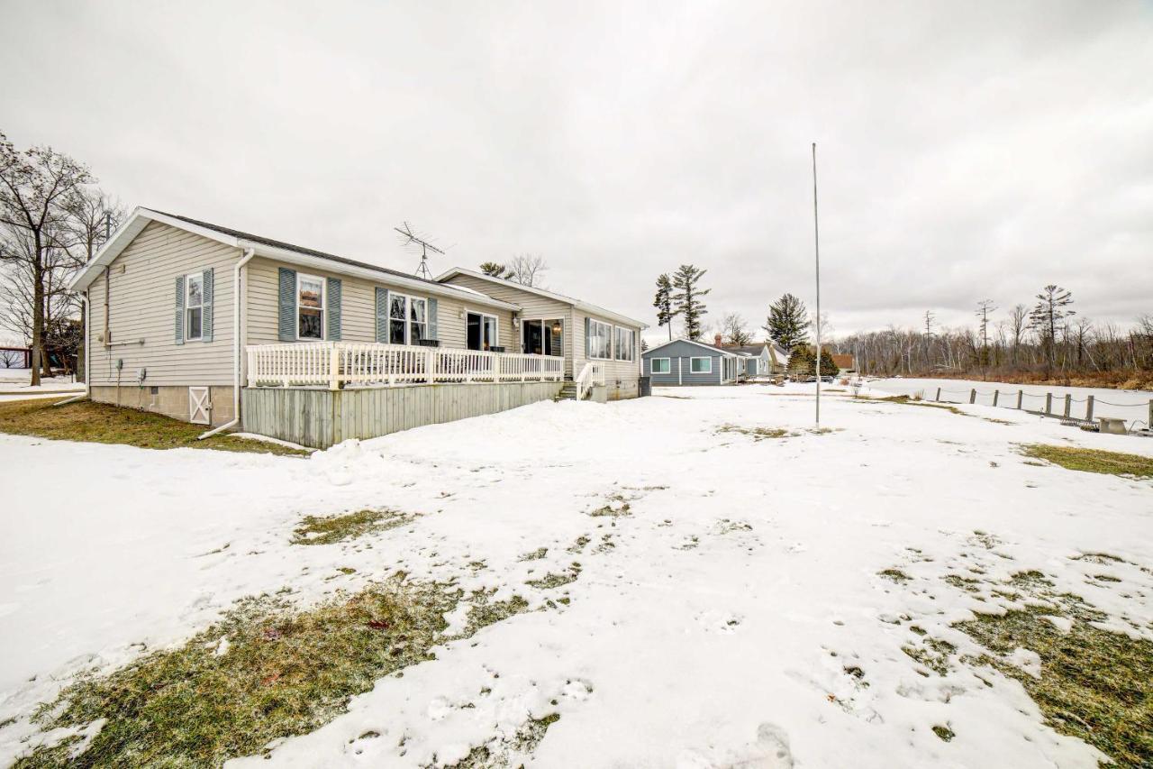 Waterfront Evart House On Chippewa Lake Channel Villa Luaran gambar