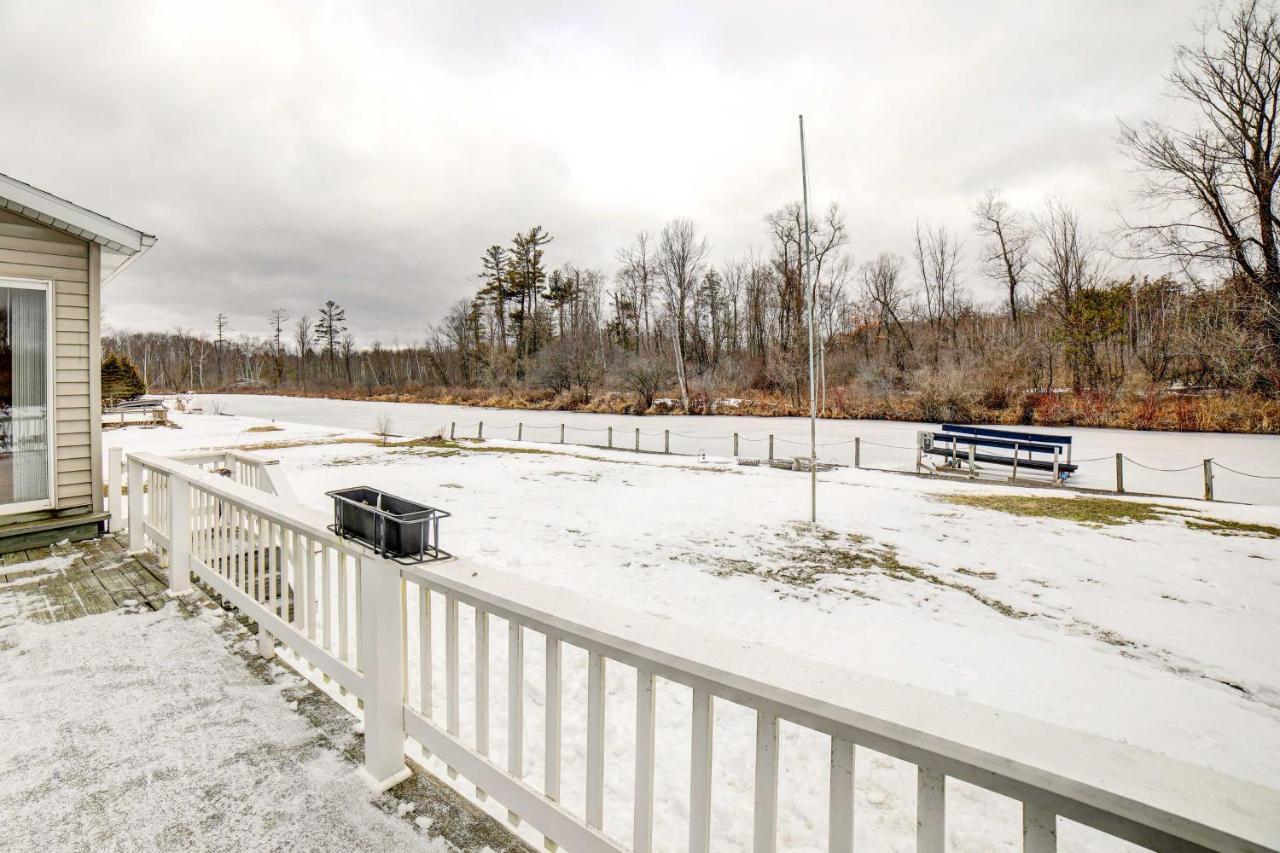 Waterfront Evart House On Chippewa Lake Channel Villa Luaran gambar