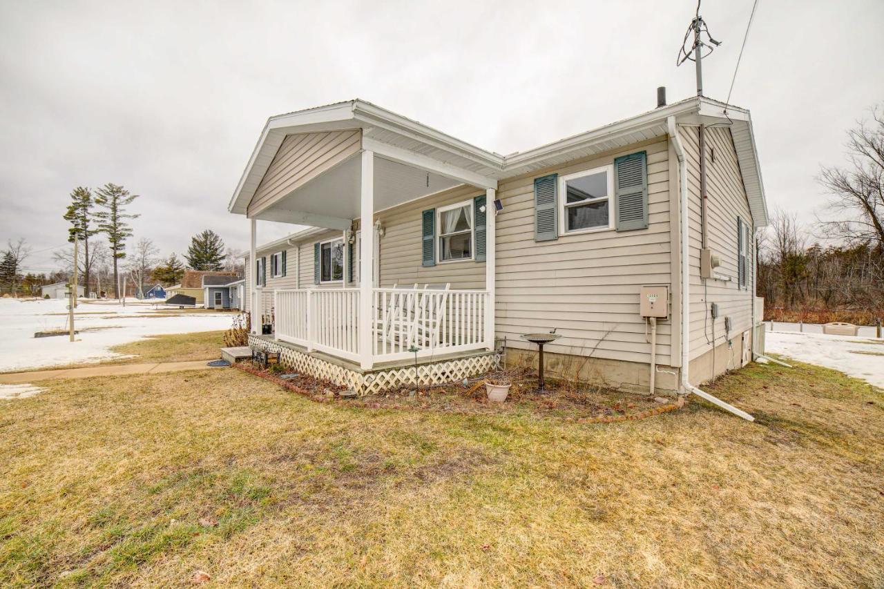 Waterfront Evart House On Chippewa Lake Channel Villa Luaran gambar