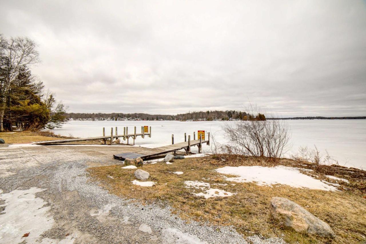 Waterfront Evart House On Chippewa Lake Channel Villa Luaran gambar