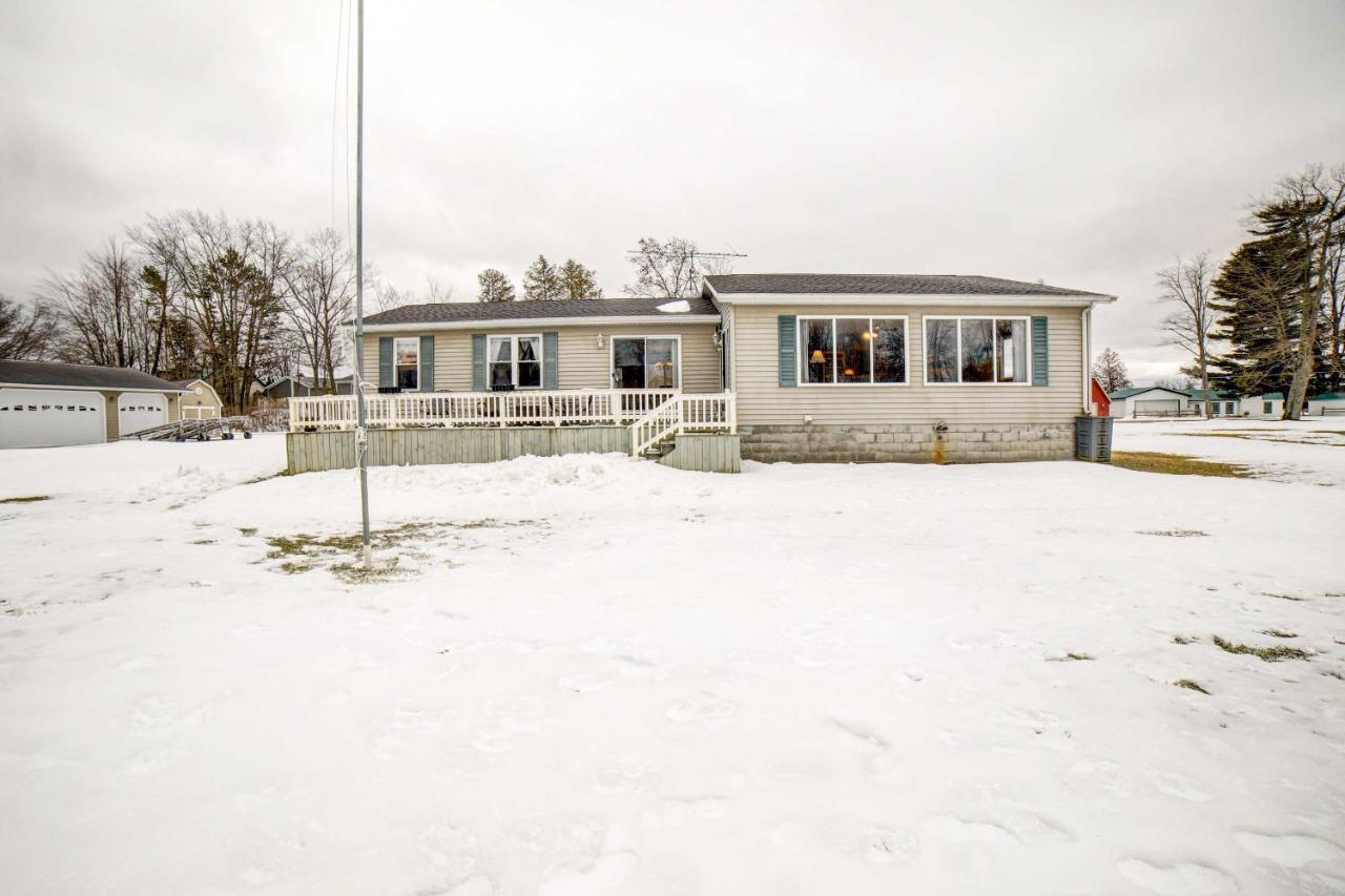 Waterfront Evart House On Chippewa Lake Channel Villa Luaran gambar